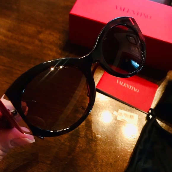 Beautiful authentic Valentino Burgandy Tortoise Shell Sunglasses-New in Box - Picture 3 of 16